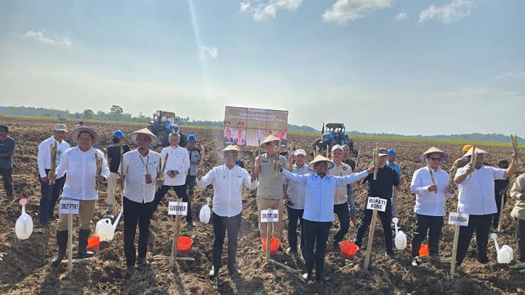 SGN Tanam Perdana Perluasan Areal Tebu untuk Produksi Gula